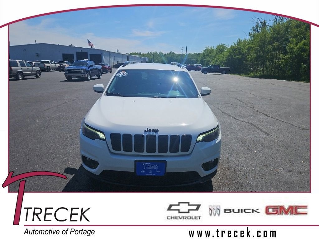 2021 Jeep Cherokee Altitude in White — front three-quarter view