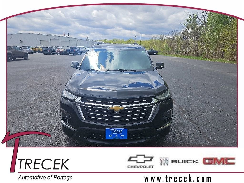 2023 Chevrolet Traverse LT Leather in Mosaic Black Metallic — front three-quarter view